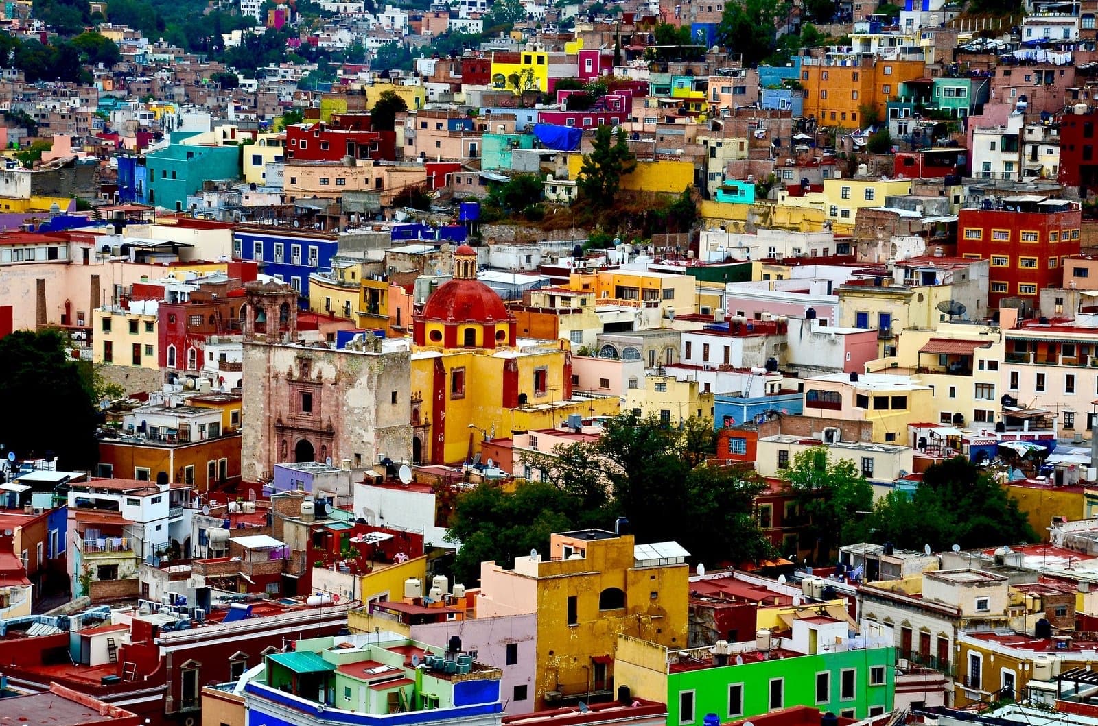 Casas de colores escalonadas en los cerros de Guanajuato